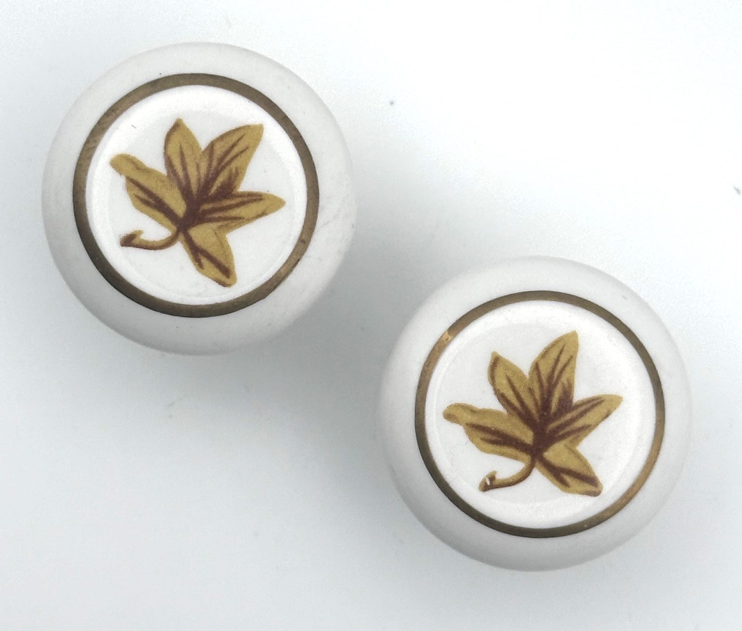 Vintage oak leaf drawer knobs showcasing intricate leaf texture and classic 1980s craftsmanship, set of two