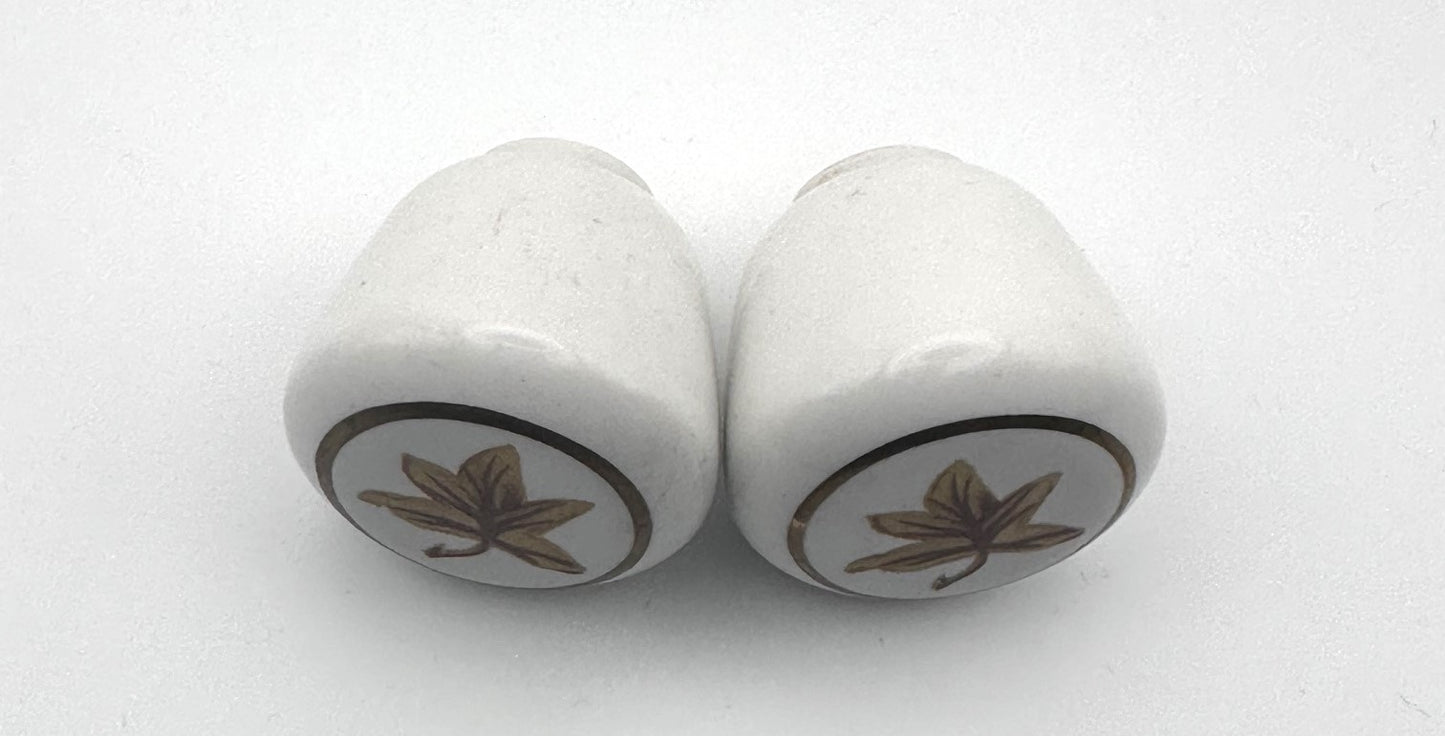 Vintage oak leaf furniture knobs from the 1980s with rustic botanical detailing, set of two