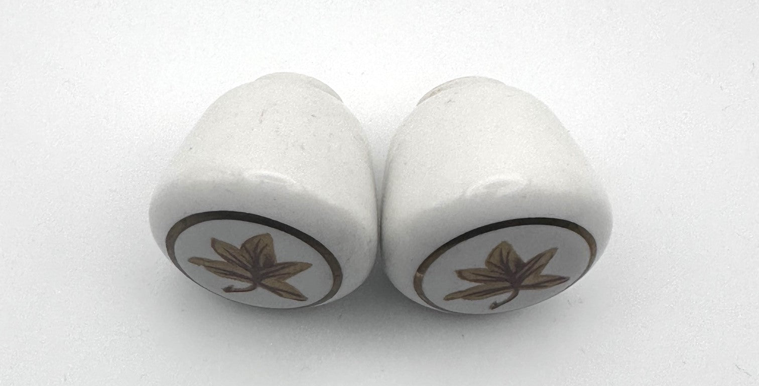 Vintage oak leaf furniture knobs from the 1980s with rustic botanical detailing, set of two